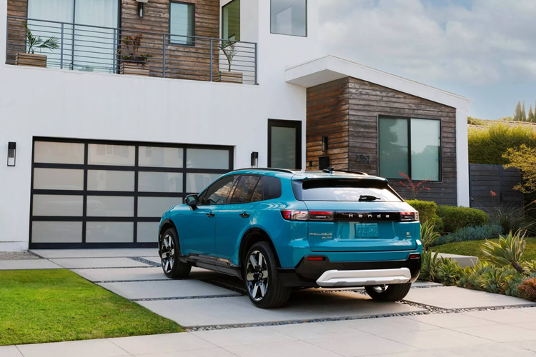 Với phiên bản AWD, hệ thống truyền động của xe gồm hai mô-tơ điện nằm trên hai cầu, tạo ra công suất tổng cộng 288 mã lực và mô-men xoắn cực đại 451 Nm.