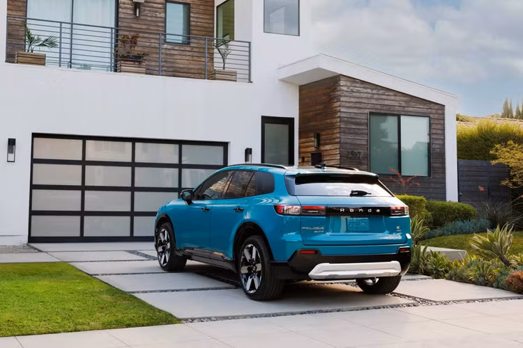 Với phiên bản AWD, hệ thống truyền động của xe gồm hai mô-tơ điện nằm trên hai cầu, tạo ra công suất tổng cộng 288 mã lực và mô-men xoắn cực đại 451 Nm.