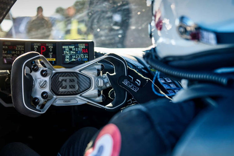 Nhiên liệu RON 98 được lựa chọn bởi chủ xe có thể dễ dàng mua trên khắp thế giới thay vì nhiên liệu 110 Octan dành cho đường đua.