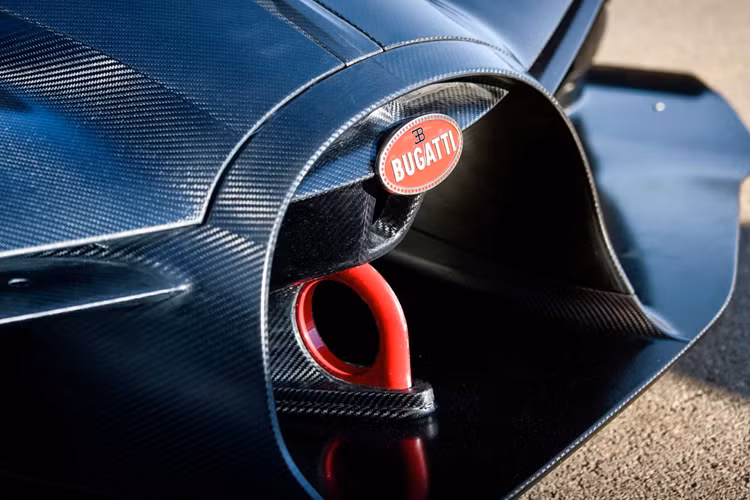 Động cơ của Bolide thương mại sẽ có khả năng sản sinh công suất ở mức 1578 mã lực, mô-men xoắn 1,600 Nm và chạy bằng xăng RON 98 thay vì động cơ trên phiên bản Concept có khả năng sản sinh công suất 1824 mã lực và chạy bằng nhiên liệu 110 Octan.