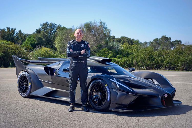 Theo Bugatti, nếu những người chủ sở hữu nào của Bolide đủ “can đảm” để cầm lái chiếc Hypercar này trên đường đua, họ hoàn toàn có thể cảm nhận được cảm giác lái một chiếc xe Công thức 1.