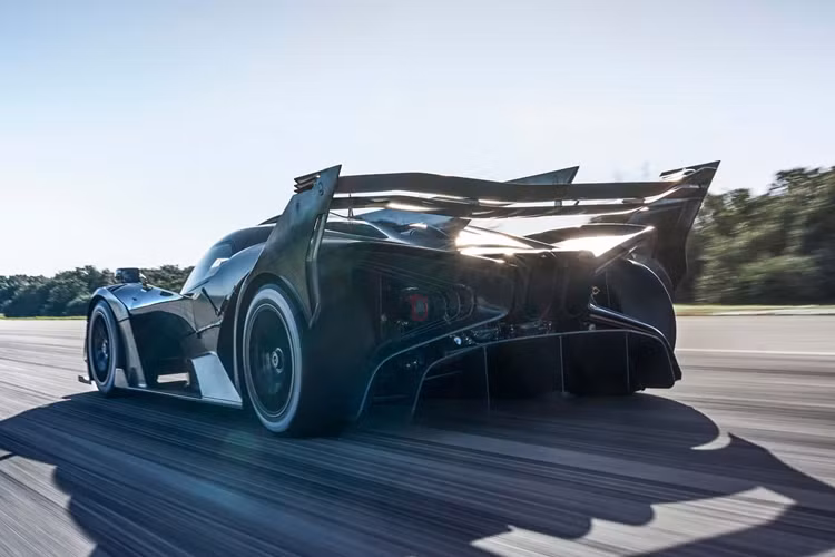 Được biết, giá xe Bugatti Bolide từng được công bố sẽ ở mức lên đến 4,7 triệu USD (khoảng 114,5 tỷ đồng), tùy thuộc vào việc người mua có lựa chọn thêm các trang bị riêng biệt. Toàn bộ 40 chiếc Bolide đều đã được bán hết và sẽ dần được bàn giao tới tay khách hàng trong thời gian tới.