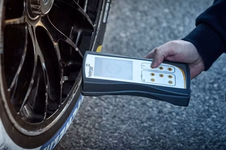 Lấy cảm hứng từ những chiếc xe đua Công thức 1, chiếc hypercar này có thể tạo ra lực ép lên đến 1,8 tấn ở cánh gió phía sau và 800 kg ở bộ cánh gió phía trước ở tốc độ 320 km/h. Cả hai bộ phận này đều có thể điều chỉnh nhiều cấp độ khác nhau bằng tay.