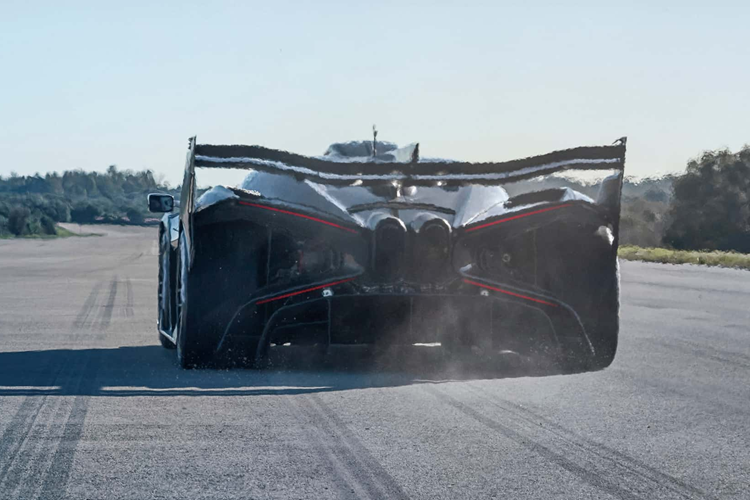 Theo chia sẻ từ tay đua chuyên nghiệp của thương hiệu Bugatti, Andy Wallace cho biết hiệu năng của Bolide ở một đẳng cấp hoàn toàn khác so với những chiếc xe khác mà ông từng lái, có khả năng vượt trội nhưng vẫn dễ dàng xử lý ở mức giới hạn. Ông chia sẻ: “Cảm giác khi bạn ra khỏi một góc cua, nhấn ga và trải nghiệm sức mạnh của xe chính là một yếu tố không mẫu xe nào có thể so sánh được”.