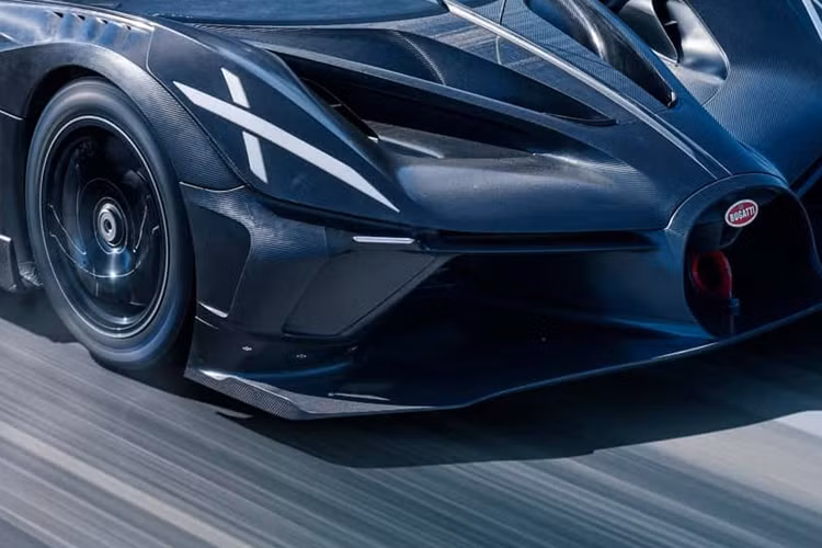 Điều đặc biệt nhất của cụm chi tiết này là các “bong bóng” với chiều cao 5 mm được làm nổi. Theo hãng sản xuất siêu xe đến từ Pháp, các “bong bóng” khí động học này sẽ giúp giảm 10% lực kéo lại và 17% lực nâng do luồng gió qua xe tạo nên.