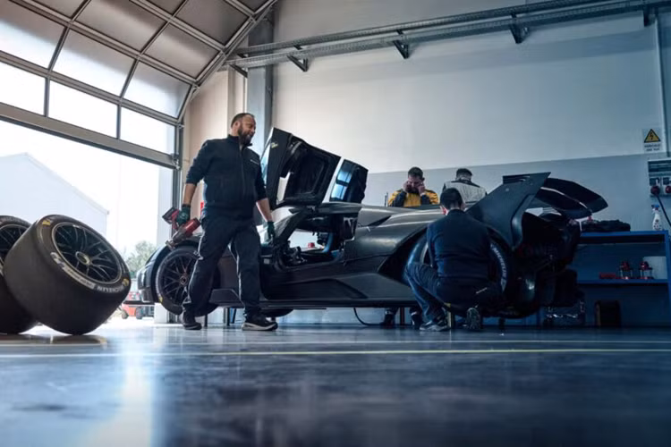 Tuy nhiên theo thử nghiệm, phiên bản thương mại sẽ có tốc độ tối đa khoảng 380 km/h. Bugatti chỉ ra rằng tốc độ đó nhanh hơn kỷ lục tốc độ F1 hiện tại. Khả năng xử lý khi vào cua của mẫu Hypercar này cũng khá ấn tượng khi đã được các kỹ sư tinh chỉnh một cách kỹ lưỡng.