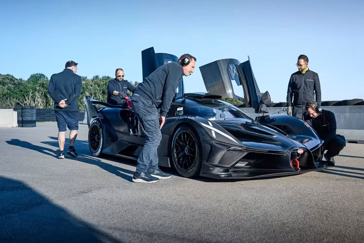 Bugatti Bolide bản thương mại của Bolide vẫn sẽ được giữ nguyên thiết kế khí động học ấn tượng của chiếc xe ban đầu, tuy nhiên Bolide thương mại sẽ có thay đổi về thiết lập động cơ cũng như mức công suất đầu ra.