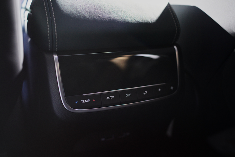 Hệ thống giải trí nổi bật với 8 loa, điều hòa 3 vùng tự động đảm bảo sự mát mẻ và ấm áp trong mọi điều kiện thời tiết. Ghế lái điều chỉnh điện 6 hướng và hỗ trợ tựa lưng 2 hướng giúp người lái luôn có được tư thế ngồi thoải mái nhất. Chất liệu da mềm mại với logo đặc biệt được thêu nổi như tạo điểm nhấn táo bạo và sang trọng.