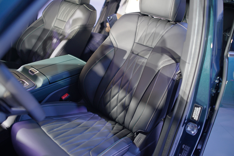 Hàng ghế thứ hai có thể dễ dàng gập lại với chỉ một nút bấm để ra/vào hoặc mở rộng không gian hành lý, phù hợp trong các tình huống sử dụng thực tế. GAC GS8 vận hành bằng động cơ xăng Turbo 2.0L tích hợp phun nhiên liệu trực tiếp thế hệ thứ 4 của GAC, cho công suất tối đa 248 mã lực và mô-men xoắn cực đại 400 Nm.