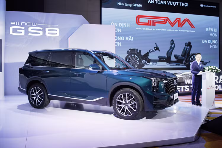 GAC GS8 tại Việt Nam thuộc phân khúc SUV 7 chỗ hạng D, được công bố với 2 phiên bản là GL và GT. Theo công bố của hãng, GAC GS8 2024 sẽ cạnh tranh trực tiếp với Hyundai SantaFe, Kia Sorento và Mazda CX-8, đồng thời cũng sẽ đối đầu với Ford Everest, Toyota Fortuner, Mitsubishi Pajero Sport…