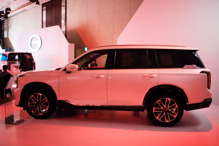 GS8 sẽ được nhập khẩu chính hãng từ Trung Quốc, thông qua nhà phân phối Tan Chong. Mức giá xe GAC GS8 2024 cho 2 phiên bản gồm GL và GT lần lượt từ 1,269 tỷ - 1,369 tỷ đồng. Xe sẽ đắt ngang với các đối thủ có doanh số cao như Ford Everest (1,099-1,545 tỷ đồng), Hyundai SantaFe (1,029-1,369 tỷ đồng).