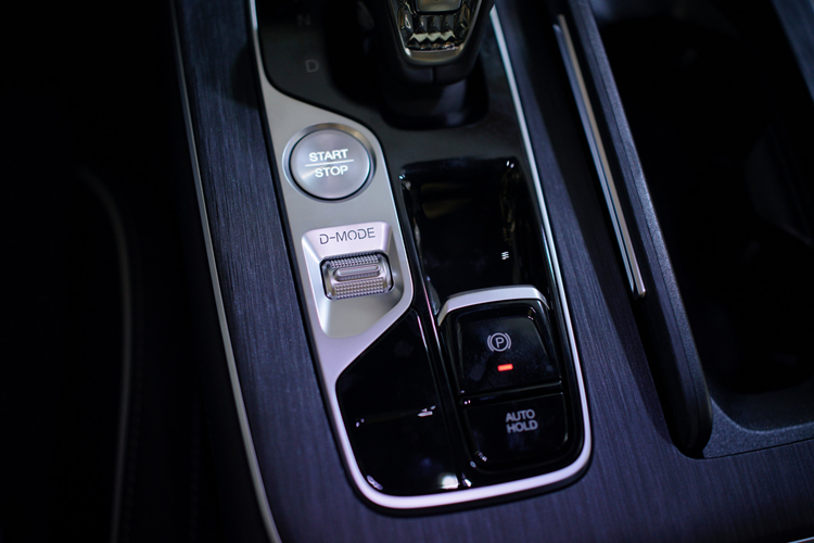 Không gian bên trong xe được kết nối với thiên nhiên thông qua cửa sổ trời toàn cảnh cùng hệ thống đèn trang trí nội thất thông minh đa màu sắc sẽ cho phép khách hàng tùy chỉnh theo sở thích. Chiếc xe được thiết kế với 7 ghế ngồi có thể sắp xếp linh hoạt để đáp ứng nhu cầu tối đa của chủ xe và hành khách.