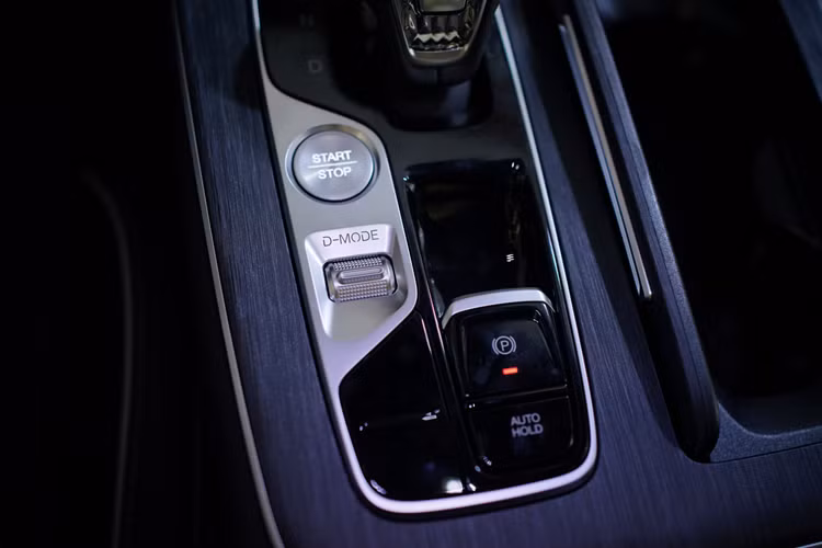 Không gian bên trong xe được kết nối với thiên nhiên thông qua cửa sổ trời toàn cảnh cùng hệ thống đèn trang trí nội thất thông minh đa màu sắc sẽ cho phép khách hàng tùy chỉnh theo sở thích. Chiếc xe được thiết kế với 7 ghế ngồi có thể sắp xếp linh hoạt để đáp ứng nhu cầu tối đa của chủ xe và hành khách.