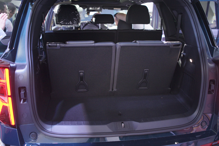 Hộp số tự động 8 cấp do hãng Aisin (Nhật Bản) cung cấp. Xe dẫn động cầu trước. Cùng với đó, hệ thống kiểm soát vận hành toàn diện (AVDC) giúp chiếc xe có thể tăng, giảm tốc độ một cách mượt mà và ổn định khi vào cua.