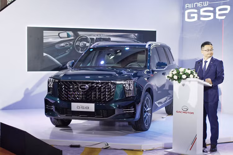 GAC GS8 sở hữu thiết kế hình hộp, vuông vức, kích thước tổng thể dài x rộng x cao lần lượt là 4.980 x 1.950 x 1.780 (mm), trục cơ sở dài 2.920 mm. Xe sử dụng bộ mâm hợp kim đa chấu kích thước 20 inch.