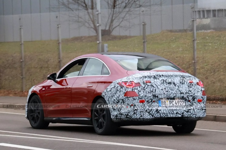 Có chăng chỉ là bản điện sẽ không có ống xả và lưới tản nhiệt là dạng kín. CLA thế hệ thứ ba sẽ là mẫu xe đầu tiên được xây dựng trên Kiến trúc mô-đun Mercedes-Benz (MMA). Nền tảng dạng ván trượt này sẽ được sử dụng cho ba mẫu xe khác của thương hiệu, bao gồm một mẫu shooting brake và hai mẫu SUV. 