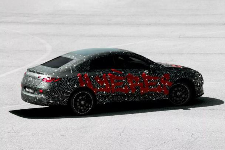 Ngoài ra, nhiều đồn đoán cho rằng, xe còn có tùy chọn 2.0L tăng áp do đối tác Geely phát triển với công suất dự kiến là 250 mã lực và mô men xoắn 360 Nm. Dự kiến, Mercedes-Benz CLA đời mới sẽ ra mắt tại Hội chợ điện tử tiêu dùng CES 2025 khai mạc vào ngày 7/1/2025 tới đây. 