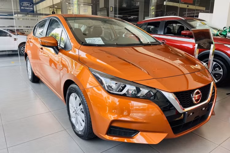 Xe sở hữu kích thước tổng thể dài x rộng x cao lần lượt là 4.495 x 1.740 x 1.460 mm và chiều dài cơ sở 2.620 mm. Bên trong khoang cabin, Almera sở hữu các tiện ích cơ bản như: màn hình cảm ứng 8 inch, hệ thống âm thanh 6 loa, khởi động nút bấm, ghế bọc da, điều hòa có thêm dàn nóng và tính năng kết nối Android Auto.