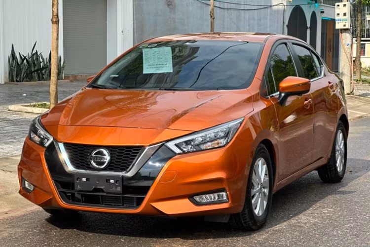 Cùng với đó là tính năng gập gương tự động, gương chiếu hậu trung tâm tràn viền, đèn pha tự động bật tắt.