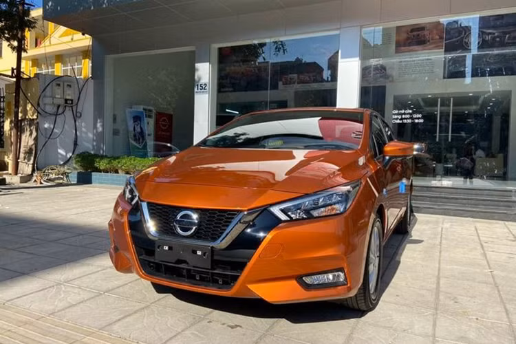 Theo nhân viên tư vấn, số lượng xe Nissan Almera VIN 2023 tồn kho ở đại lý là rất ít và chỉ còn lại màu cam. Trong khi đó, một đại lý tại miền Bắc rao bán phiên bản Almera VIN 2024 với mức ưu đãi lên tới 84 triệu đồng, đưa giá xe thực tế xuống còn 455 triệu đồng.