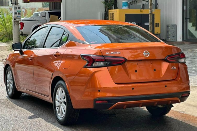 Với mức ưu đãi này, giá xe Nissan Almera giảm chỉ còn ngang ngửa phiên bản cao cấp của những mẫu xe hạng A như: i10 (455 triệu đồng) và Morning (424 triệu đồng). Theo một số nguồn tin, đây có thể là động thái "xả kho" từ phía đại lý nhằm chuẩn bị cho phiên bản mới sắp ra mắt.