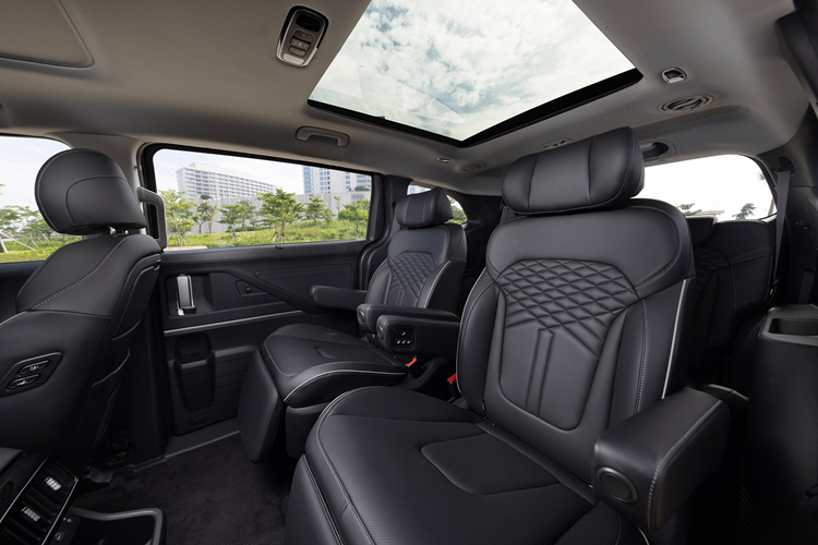 So với đối thủ trực tiếp là Toyota Innova Cross, Hyundai Custin sở hữu doanh số khả quan hơn. Lượng xe bán ra của mẫu xe nhà Toyota trong tháng 3/2024 là 231 xe và trong 3 tháng đầu năm nay là 272 xe.