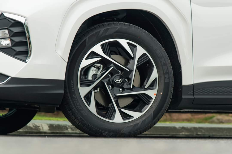 Ghế trước chỉnh điện/sưởi/làm mát, màn hình cảm ứng trung tâm 10,4 inch, 6 loa, phanh tay điện tử, cửa sổ trời kép, rèm chắn nắng cho hàng ghế sau, điều hòa tự động, cửa gió điều hòa và cổng sạc cho 3 hàng ghế.