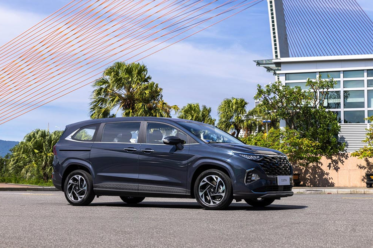 Thứ hai là động cơ 1.5L Turbo GDi, tạo ra công suất tối đa 170 mã lực và mô-men xoắn cực đại 253 Nm. Cả hai động cơ đều đi kèm với hộp số tự động 8 cấp và hệ dẫn động cầu trước FWD. Bên cạnh đó là những trang bị an toàn đa dạng như 6 túi khí, camera toàn cảnh 360, hỗ trợ phòng tránh va chạm điểm mù BCA,