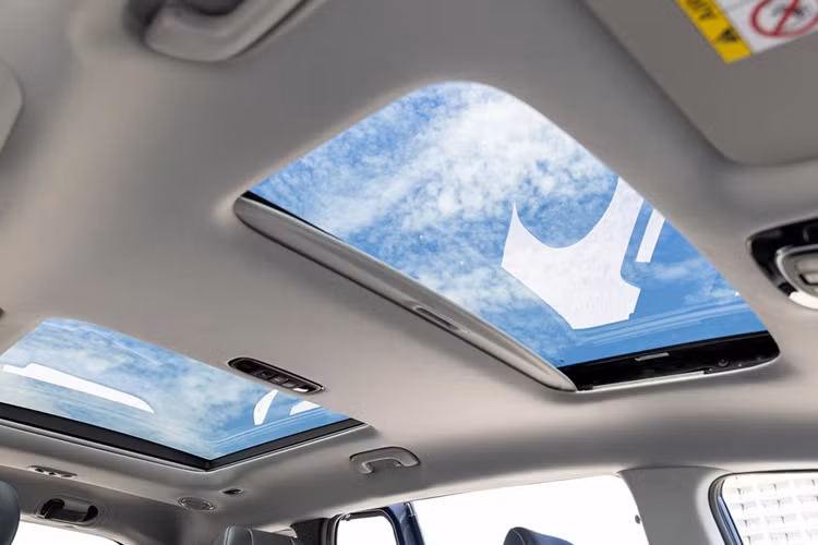 Mức giá xe Hyundai Custin cho 3 phiên bản bán dao động từ 850 - 999 triệu đồng. Bỏ ra số tiền trên, khách hàng Việt sẽ nhận về mẫu MPV có những trang bị nổi bật như hệ thống đèn LED, vành 17 - 18 inch, cửa lùa bên sườn/cửa cốp chỉnh điện