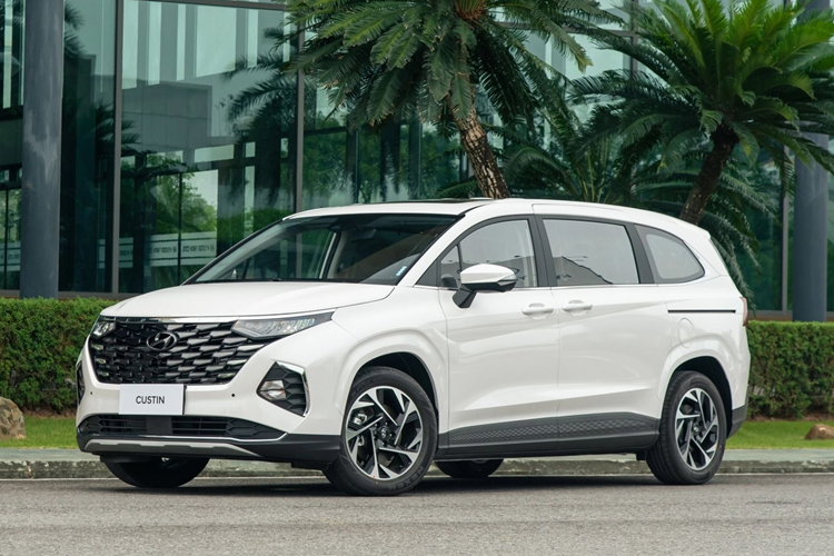 Trong tháng 4/2024 này, Hyundai Thành Công cũng đang áp dụng khuyến mãi cho dòng xe Custin. Theo đó, khách hàng khi mua xe sẽ được lựa chọn hưởng 1 trong 2 gói ưu đãi đặc biệt dành riêng cho mẫu xe này.