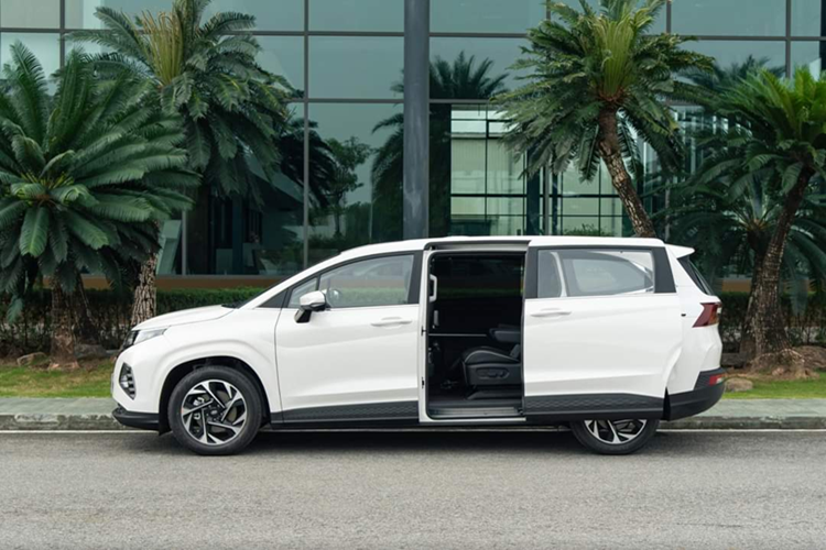 Cụ thể, một số đại lý Hyundai ở khu vực phía Nam như Tiền Giang hay Bình Thuận đang áp dụng chương trình ưu đãi lên đến 80 triệu đồng cho dòng MPV hạng trung Custin. Mức ưu đãi này gần như tương đương với giảm 100% lệ phí trước bạ.