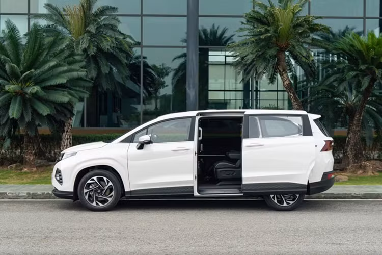 Cụ thể, một số đại lý Hyundai ở khu vực phía Nam như Tiền Giang hay Bình Thuận đang áp dụng chương trình ưu đãi lên đến 80 triệu đồng cho dòng MPV hạng trung Custin. Mức ưu đãi này gần như tương đương với giảm 100% lệ phí trước bạ.