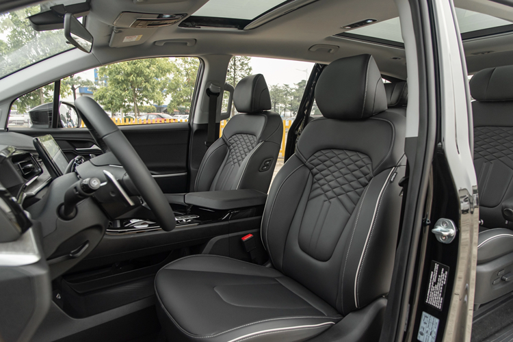 Khác với Hyundai Custin, trong thời gian qua, Toyota Innova Cross bị khan hàng tại đại lý nên doanh số khá thấp. Ra mắt Việt Nam vào tháng 9/2023, Hyundai Custin nhanh chóng gây ấn tượng với thiết kế như phiên bản MPV của Tucson, nội thất 7 chỗ rộng rãi, trang bị tiện nghi và an toàn đa dạng.