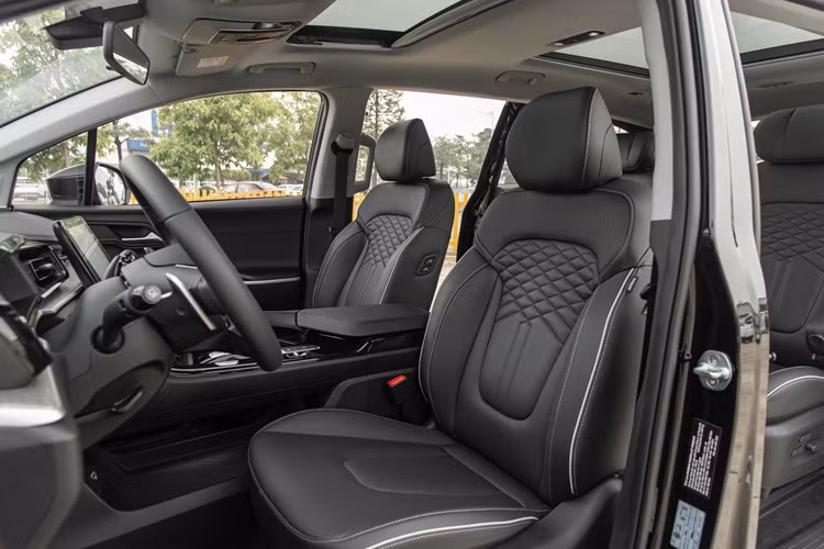 Khác với Hyundai Custin, trong thời gian qua, Toyota Innova Cross bị khan hàng tại đại lý nên doanh số khá thấp. Ra mắt Việt Nam vào tháng 9/2023, Hyundai Custin nhanh chóng gây ấn tượng với thiết kế như phiên bản MPV của Tucson, nội thất 7 chỗ rộng rãi, trang bị tiện nghi và an toàn đa dạng.