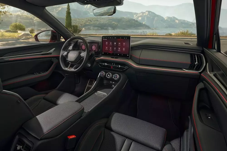 Bên trong xe là không gian nội thất 5 chỗ hoặc 7 chỗ với phong cách thiết kế đậm chất thể thao. Tại đây, xe được trang bị ghế thể thao chỉnh điện với tựa đầu tích hợp, thêu logo "vRS", vô lăng vát đáy và bộ bàn đạp bằng thép không gỉ. Bên cạnh đó là chỉ khâu màu đỏ tương phản ở nhiều khu vực.