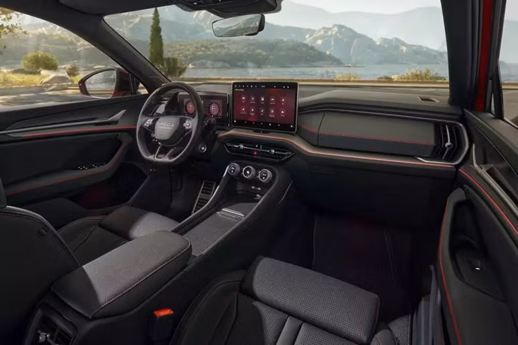 Bên trong xe là không gian nội thất 5 chỗ hoặc 7 chỗ với phong cách thiết kế đậm chất thể thao. Tại đây, xe được trang bị ghế thể thao chỉnh điện với tựa đầu tích hợp, thêu logo "vRS", vô lăng vát đáy và bộ bàn đạp bằng thép không gỉ. Bên cạnh đó là chỉ khâu màu đỏ tương phản ở nhiều khu vực.