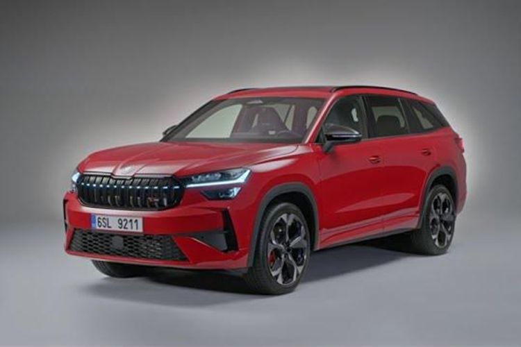 Tại Việt Nam, thế hệ mới của dòng xe Skoda Kodiaq cũng đã ra mắt tại triển lãm VMS 2024 với thiết kế đẹp mắt hơn và trang bị tiện nghi hiện đại hơn trong khi động cơ giữ nguyên. Ngoài ra, xe còn có thêm phiên bản thể thao Sportline với nội thất 5 chỗ. Giá xe Skoda Kodiaq 2025 tại Việt Nam chưa được công bố.