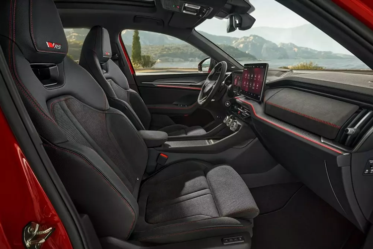 Cả ghế, mặt táp-lô và tapi cửa đều được bọc bằng chất liệu giả da pha Suedia tiêu chuẩn. Nếu chi thêm tiền, khách hàng có thể dùng chất liệu da thật pha giả da cho những khu vực này.