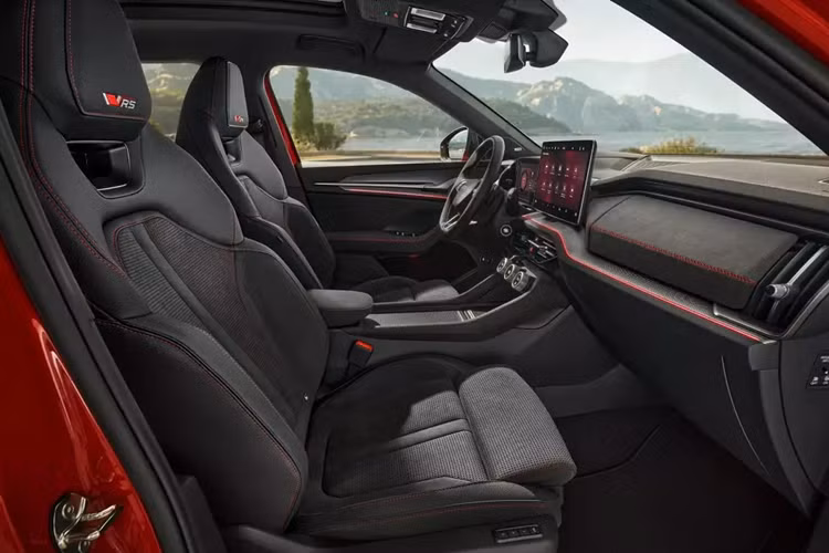 Cả ghế, mặt táp-lô và tapi cửa đều được bọc bằng chất liệu giả da pha Suedia tiêu chuẩn. Nếu chi thêm tiền, khách hàng có thể dùng chất liệu da thật pha giả da cho những khu vực này.