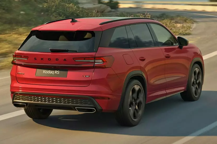 Không chỉ nhanh và mạnh hơn bản thường, Skoda Kodiaq RS 2025 còn mang trên mình ngoại hình thể thao, nổi bật hơn. Cụ thể, xe được trang bị cản trước thể thao hơn với hốc gió trung tâm rộng hơn. Lưới tản nhiệt và cửa cốp sau đều đi kèm logo "vRS" như dấu hiệu nhận biết.