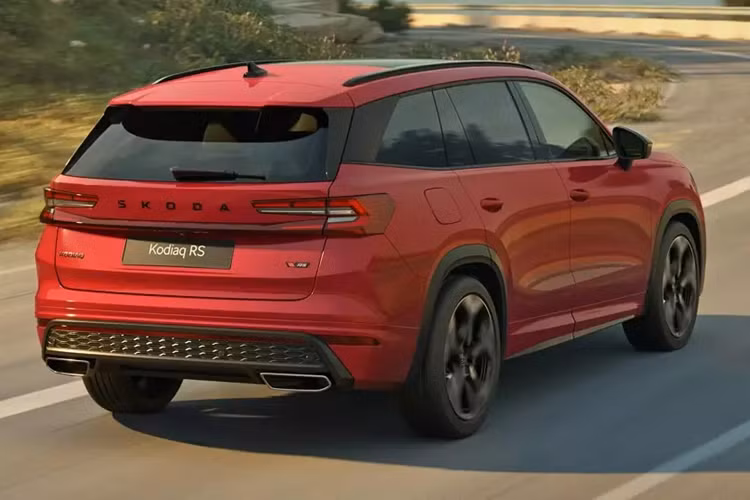 Không chỉ nhanh và mạnh hơn bản thường, Skoda Kodiaq RS 2025 còn mang trên mình ngoại hình thể thao, nổi bật hơn. Cụ thể, xe được trang bị cản trước thể thao hơn với hốc gió trung tâm rộng hơn. Lưới tản nhiệt và cửa cốp sau đều đi kèm logo "vRS" như dấu hiệu nhận biết.
