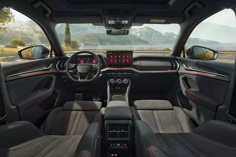 Điểm nhấn tiếp theo của Kodiaq RS mới là bộ vành hợp kim Elias 20 inch, ống xả kép bằng thép không gỉ và đèn phản quang trải dài trên cản sau. Ngoài ra, cản sau cũng có thêm hốc gió giả để tạo sự khác biệt với bản thường.