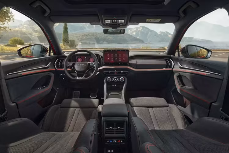 Điểm nhấn tiếp theo của Kodiaq RS mới là bộ vành hợp kim Elias 20 inch, ống xả kép bằng thép không gỉ và đèn phản quang trải dài trên cản sau. Ngoài ra, cản sau cũng có thêm hốc gió giả để tạo sự khác biệt với bản thường.