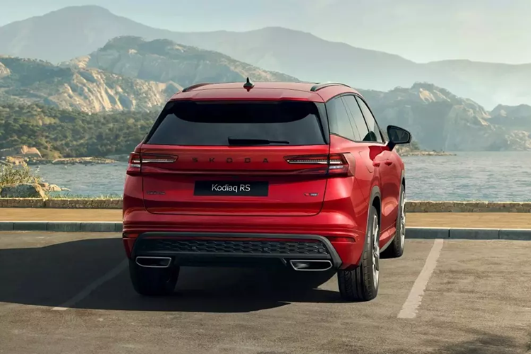 Chưa hết, Skoda Kodiaq RS 2025 còn có hệ thống lái nâng cấp cùng 7 chế độ lái, bao gồm Eco, Comfort, Normal, Sport, Individual, Snow và Off-Road. Hệ thống treo DCC Plus với giảm xóc thích ứng có 15 chế độ cài đặt và hệ thống Dynamic Sound Boost nhằm cải thiện âm thanh động cơ cũng được trang bị cho xe.