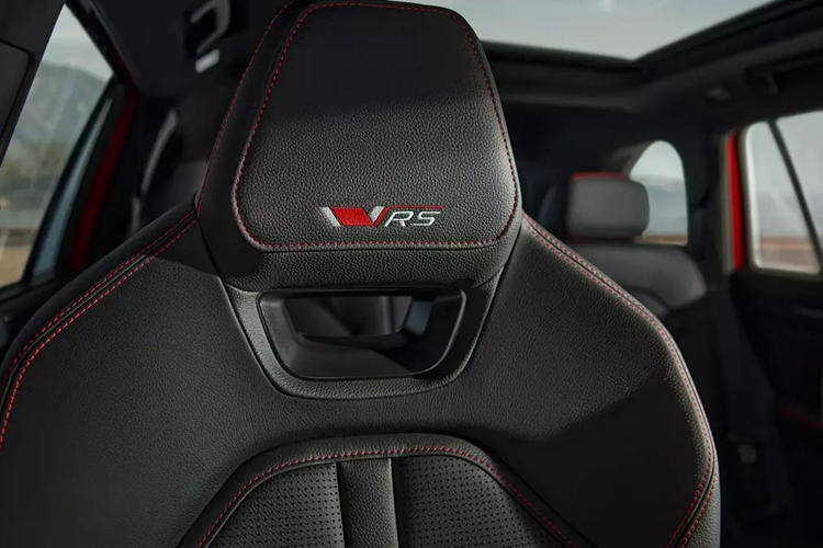 Chưa dừng ở đó, Skoda Kodiaq RS 2025 còn được trang bị bảng đồng hồ kỹ thuật số và màn hình cảm ứng trung tâm cùng có kích thước 10 inch tiêu chuẩn. Màn hình thông tin giải trí 13 inch là trang bị tùy chọn của xe.