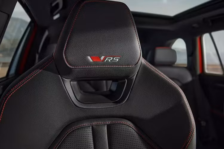 Chưa dừng ở đó, Skoda Kodiaq RS 2025 còn được trang bị bảng đồng hồ kỹ thuật số và màn hình cảm ứng trung tâm cùng có kích thước 10 inch tiêu chuẩn. Màn hình thông tin giải trí 13 inch là trang bị tùy chọn của xe.