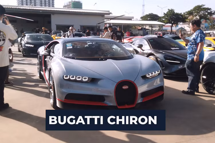 Ngoài ra còn có nhiều chi tiết mạ crôm sáng bóng. "Ông hoàng tốc độ" Bugatti Chiron sẽ được trang bị khối động cơ W16 (với 2 động cơ V8 xếp thành hình chữ W), dung tích 8.0 lít, 4 bộ tăng áp, sản sinh công suất tối đa lên đến 1.500 mã lực và mô-men xoắn cực đại đạt 1.600 Nm.
