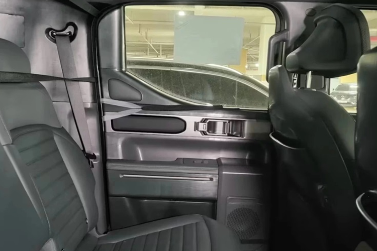 Kia cũng xác nhận, Tasman sẽ có ít nhất 2 cấu hình thân là cabin đơn một hàng ghế và cabin đôi 2 hàng ghế. Cũng có thể, xe sẽ có cả cấu hình hiệu suất cao để đối đầu với Ranger Raptor.