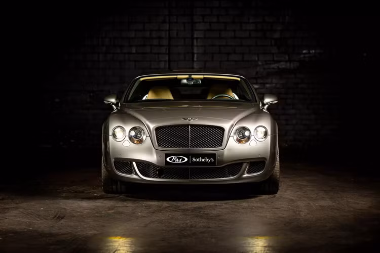 Chiếc Bentley được thiết kế riêng này sẽ được đấu giá tại Paris vào đầu tháng 2, dự kiến giá xe Bentley Continental Shooting Brake sẽ được bán với giá từ 300.000 Euro (khoảng 315.000 USD) đến 400.000 Euro (tương đương 420.000 USD).