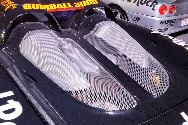 Vào thời điểm mới ra mắt năm 2004, giá xe Porsche Carrera GT có mức bán ra chỉ vào khoảng 450.000 USD (khoảng 11,04 tỷ đồng), nhưng hiện tại, giá xe đã tăng gấp 3 lần (khoảng hơn 30 tỷ đồng.